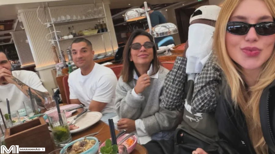 Virginia publica foto em restaurante ao lado de Vini Jr., que cobre o rosto em clima de descontração